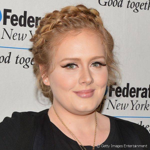 Os olhos com delineador preto j? viraram marca registrada de Adele
